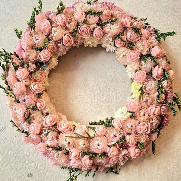 Apvienojot dabīgos augus ar  floristikas materiāliem. Diametrs 25 cm.17 eur