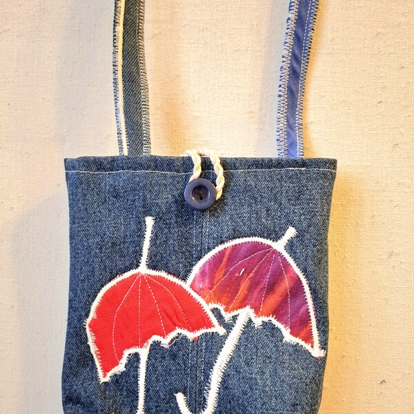 Maza džinsu auduma plecu soma ar oderi un iekškabatu. 15x4x18.Plecu josla 95 cm