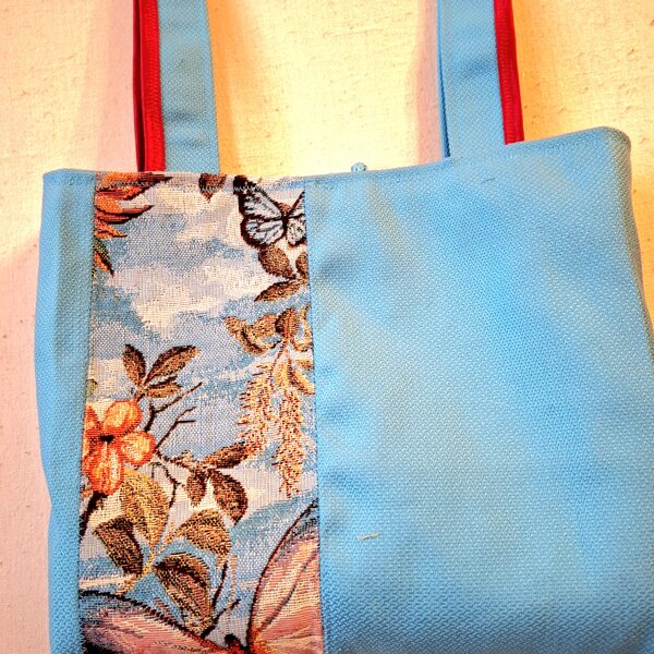 Izmēri 27x6x24.Plecu lentas 100 cm