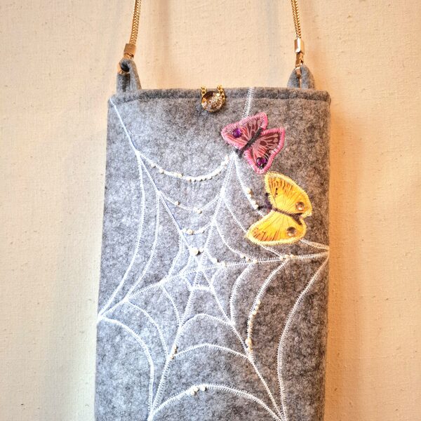 Filca plecu soma ar oderi un iekškabatu. 21x30x4 cm.Plecu siksnas garums 100 cm.30 eur 