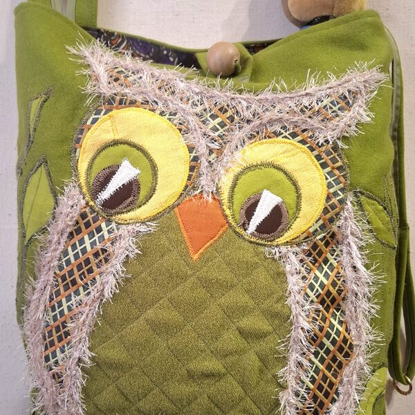 Rotaļlietas vienuviet! 21 x 8 x 42 cm. Koka poga..Odere ar iekškabatu. Aizmugurē 3 kabatas