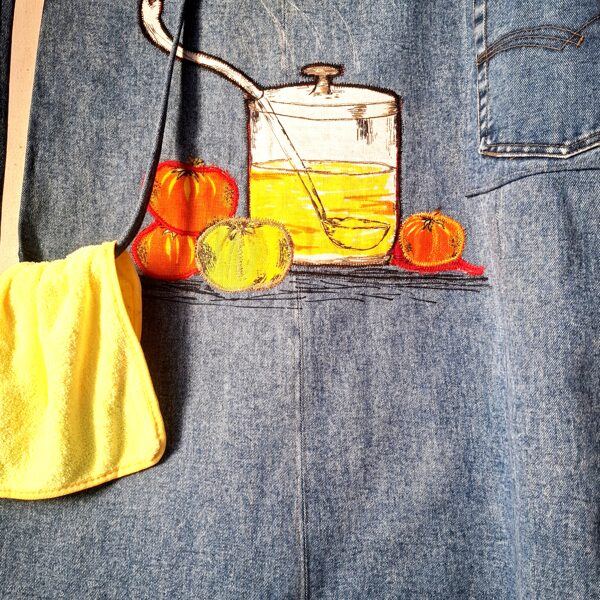 Priekšauta garums  73 cm. Platums 58 cm. 100% kokvilna. 25 eur.