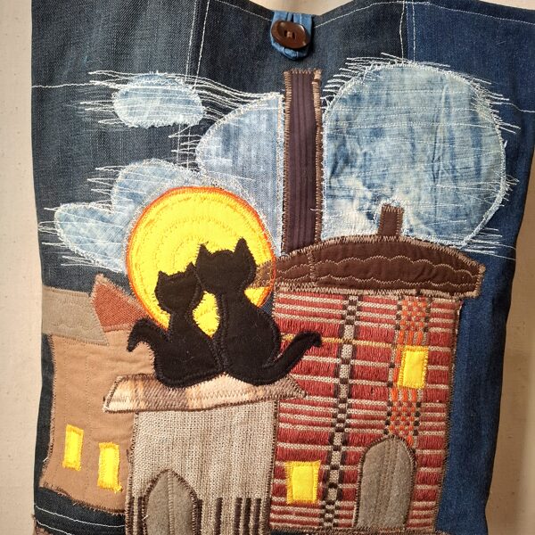 Džinsu plecu soma ar oderi un iekškabatu. Izmēri 34 x 8 x49 cm.Rokturi 82 cm.38 eur 