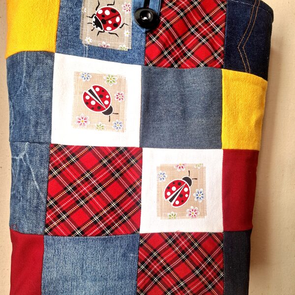 Ietilpīga, izturīga plecu somas ar oderi un iekškabatu. Izmēri 27x 12 x38.Rokturi 96 cm. 2