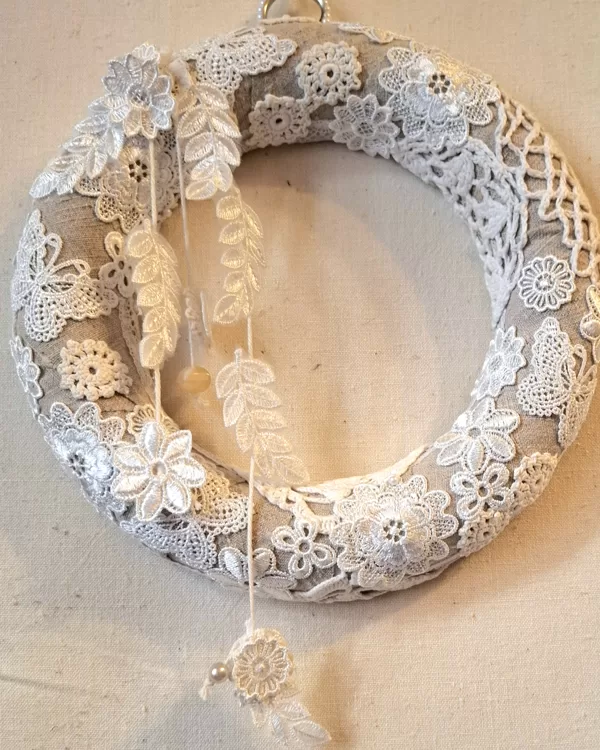 Mežģīņu vainags, diametrs 27 cm.Lins,kokvilnas mežģīne, apvienojot ar rūpniecisko.20 eur 