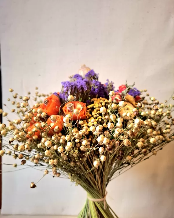 Apjomīgs pušķis. Augstums 40 cm. 15 eur 