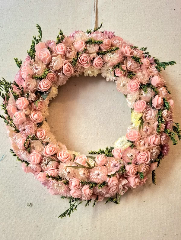 Apvienojot dabīgos augus ar  floristikas materiāliem. Diametrs 25 cm.17 eur