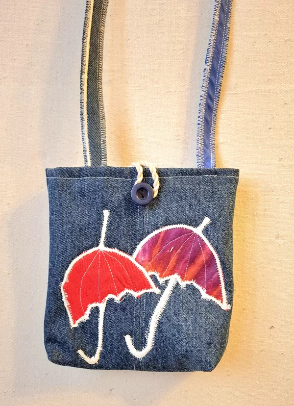 Maza džinsu auduma plecu soma ar oderi un iekškabatu. 15x4x18.rezervēts 