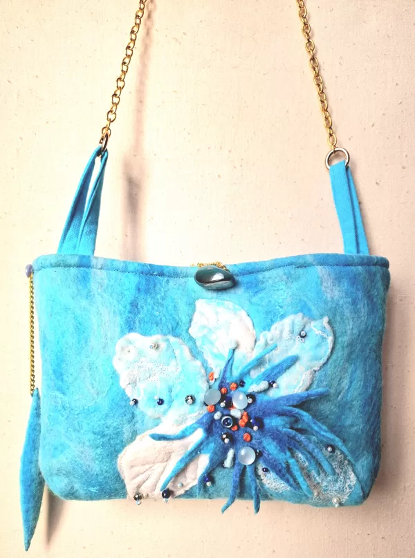Filcēta somiņa ar oderi un izšuvumu. Izmēri 23 x 6 x19..Plecu josla 100 cm..35 eur 