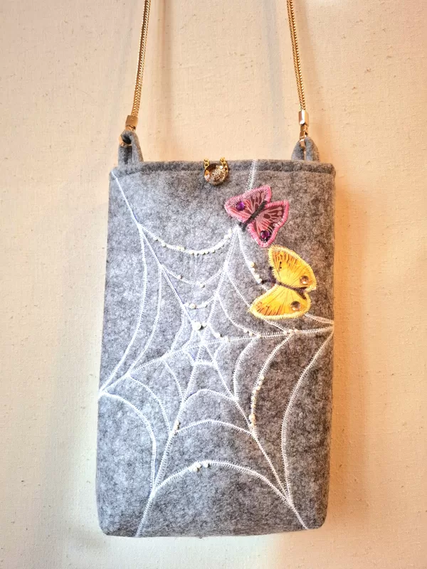 Filca plecu soma ar oderi un iekškabatu. 21x30x4 cm.Plecu siksnas garums 100 cm.30 eur 