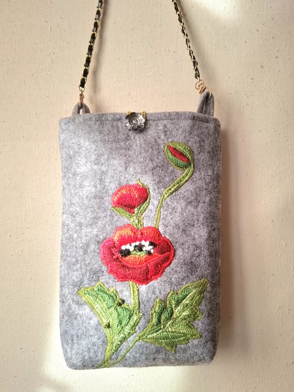 Filca plecu soma ar oderi un iekškabatu. 21x30x4 cm. Plecu joslas garums 100cm.30 eur 