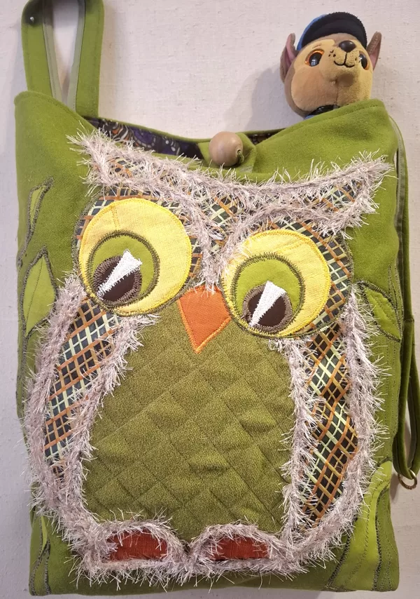 Rotaļlietas vienuviet! 21 x 8 x 42 cm. Koka poga..Odere ar iekškabatu. Aizmugurē 3 kabatas
