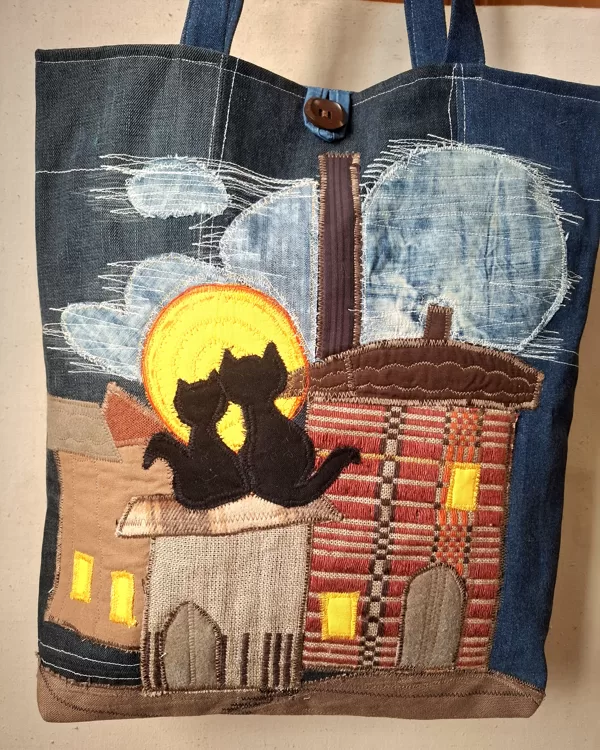 Džinsu plecu soma ar oderi un iekškabatu. Izmēri 34 x 8 x49 cm.Rokturi 82 cm.38 eur 